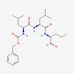 Benzyl ((S)-4-methyl-1-(((S)-4-methyl-1-oxo-1-(((S)-1-oxopentan-2-yl)amino)pentan-2-yl)amino)-1-oxopentan-2-yl)carbamate chemical structure (CAS 133407-86-0)