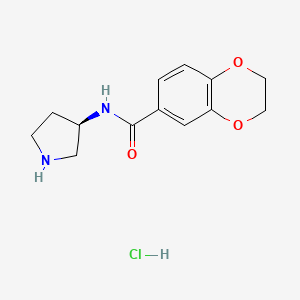 (R)-N-(Pyrrolidin-3-yl)-2,3-dihydrobenzo[b][1,4]dioxine-6-carboxamide hydrochloride chemical structure (CAS 1353999-43-5)