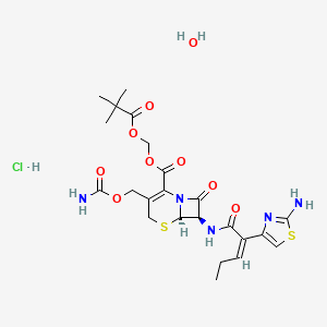 (6R,7R)-(Pivaloyloxy)methyl 7-((Z)-2-(2-aminothiazol-4-yl)pent-2-enamido)-3-((carbamoyloxy)methyl)-8-oxo-5-thia-1-azabicyclo[4.2.0]oct-2-ene-2-carboxylate hydrochloride hydrate chemical structure (CAS 147816-24-8)