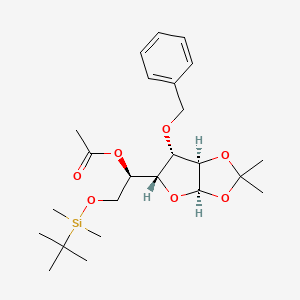 (R)-1-((3aR,5R,6S,6aR)-6-(Benzyloxy)-2,2-dimethyltetrahydrofuro[2,3-d][1,3]dioxol-5-yl)-2-((tert-butyldimethylsilyl)oxy)ethyl acetate chemical structure (CAS 177897-32-4)