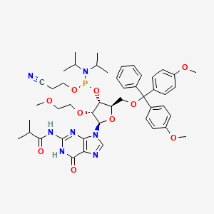 (2R,3R,4R,5R)-2-((Bis(4-methoxyphenyl)(phenyl)methoxy)methyl)-5-(2-isobutyramido-6-oxo-1,6-dihydro-9H-purin-9-yl)-4-(2-methoxyethoxy)tetrahydrofuran-3-yl (2-cyanoethyl) diisopropylphosphoramidite chemical structure (CAS 251647-55-9)