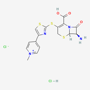 4-(2-(((6R,7R)-7-Amino-2-carboxy-8-oxo-5-thia-1-azabicyclo[4.2.0]oct-2-en-3-yl)thio)thiazol-4-yl)-1-methylpyridin-1-ium chloride hydrochloride chemical structure (CAS 400827-64-7)
