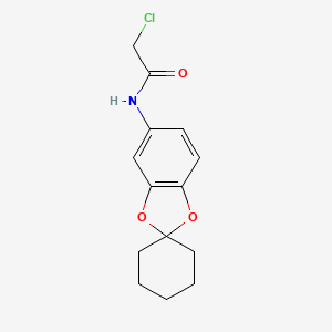 2-Chloro-N-(spiro[benzo[d][1,3]dioxole-2,1'-cyclohexan]-5-yl)acetamide chemical structure (CAS 851722-03-7)