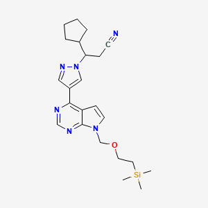 3-Cyclopentyl-3-(4-(7-((2-(trimethylsilyl)ethoxy)methyl)-7H-pyrrolo[2,3-d]pyrimidin-4-yl)-1H-pyrazol-1-yl)propanenitrile chemical structure (CAS 941685-39-8)